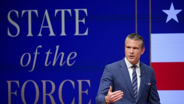 El secretario de Defensa de Estados Unidos, Pete Hegseth, da un discurso en la base de la Armada en Quantico, Virginia, el 30 de septiembre de 2026. (Alex Wong/Pool Foto vía AP)