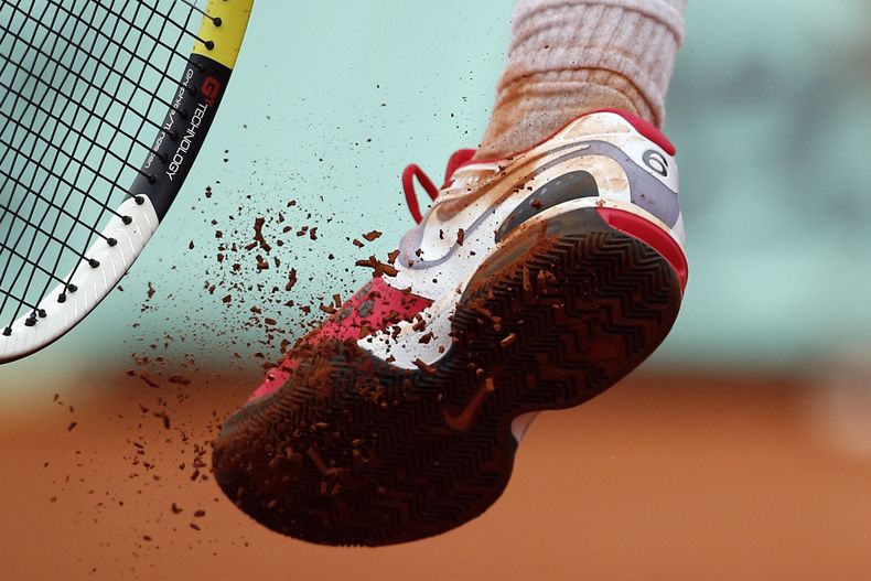 El número 6 que conmemora sus seis victorias previas en el Abierto de Francia en el calzado del español Rafael Nadal durante su partido de cuartos de final de Roland Garros ante su compatriota Nicolás Almagro, el miércoles 6 de junio de 2012, en París. (AP Foto/Christophe Ena, Archivo)