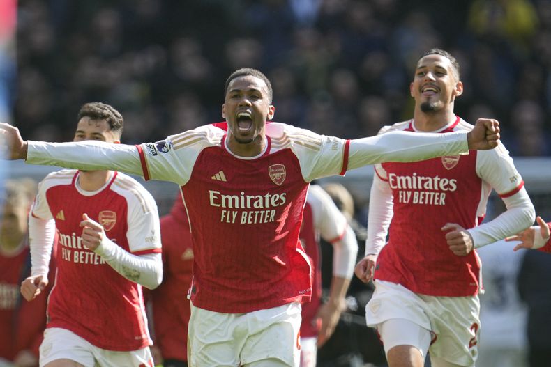 Gabriel, del Arsenal, celebra frente a sus compañeros de equipo en la Liga Premier de Inglaterra, en el partido en contra del Tottenham, en el estadio Tottenham Hotspur, en Londres, Inglaterra, el domingo 28 de abril de 2024. (AP Foto/Kin Cheung)