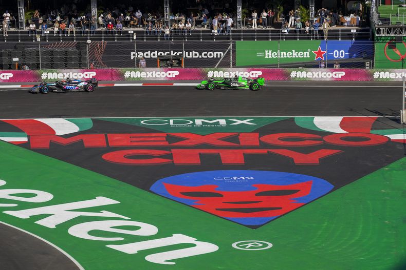 El piloto de Alpine, Esteban Ocon (izquierda), y el piloto de Kick Sauber, Valtteri Bottas, durante la segunda práctica libre previo al Gran Premio de México, en el Autódromo Hermanos Rodríguez de la Ciudad de México, el viernes 25 de octubre de 2025. (AP Foto/Moises Castillo)