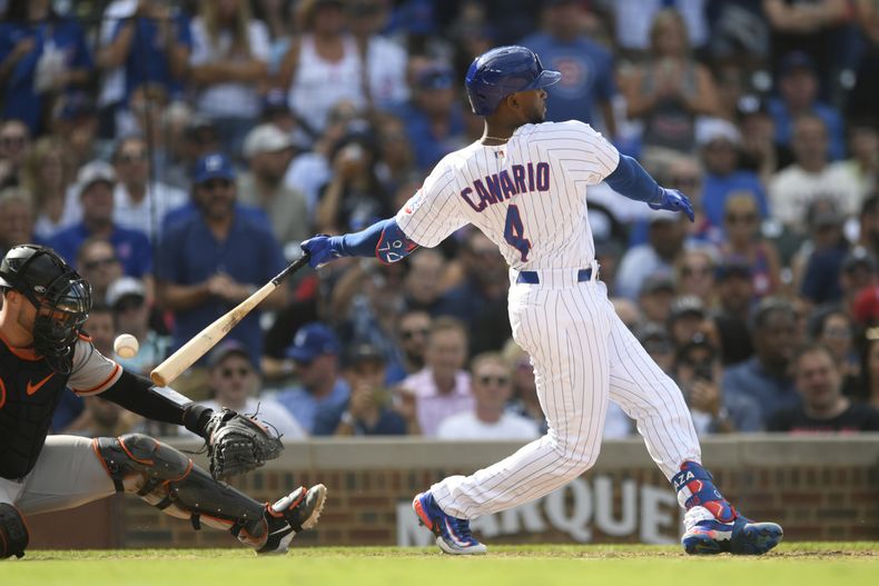 Alex Canario, de los Cachorros de Chicago, batea durante su presentación en Grandes Ligas en la octava entrada del juego de béisbol en contra de los Gigantes de San Francisco, el miércoles 6 de septiembre de 2023, en Chicago. (AP Foto/Paul Beaty)