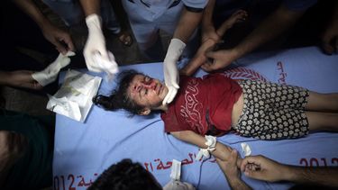 americateve | M&eacute;dicos palestinos tratan a una ni&ntilde;ita en el hospital kuwait&iacute; del campamento de refugiados Rafa en el sur de Gaza el 4 de agosto del 2014 (AP Foto/Khalil Hamra)