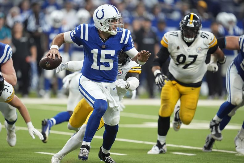El quarterback de los Colts de Indianápolis Joe Flacco es forzado a correr con el balón mientras intenta lanzar en el encuentro ante los Steelers de Pittsburgh el domingo 29 de septiembre del 2024. (AP Foto/Michael Conroy)