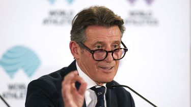 El presidente de World Athletics Sebastian Coe hace un gesto durante la conferencia de prensa antes de que inicien los Campeonatos del Mundo en Budapest, Hungría el jueves 17 de agosto del 2023. (Martin Rickett/PA via AP)