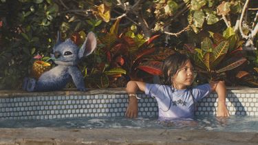 Esta imagen publicada por Disney muestra al personaje Stitch, a la izquierda, y Maia Kealoha, como Lilo, en una escena de Lilo & Stitch. (Disney via AP)