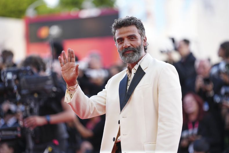Oscar Isaac posa en la alfombra roja de la película Frankenstein durante la 82a edición del Festival de Cine de Venecia en Venecia, Italia, el sábado 30 de agosto de 2025. (Foto Scott A Garfitt/Invision/AP)