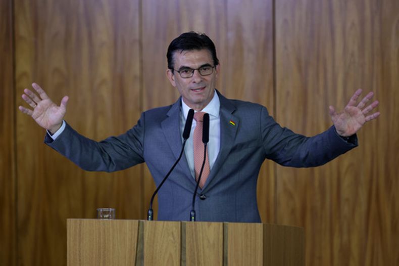 El presidente de Bolivia, Rodrigo Paz, interviene durante una declaración conjunta con el presidente de Brasil, Luiz Inácio Lula da Silva, durante una reunión en el palacio presidencial de Planalto, en Brasilia, Brasil, el lunes 16 de marzo de 2026. (AP Foto/Luis Nova)