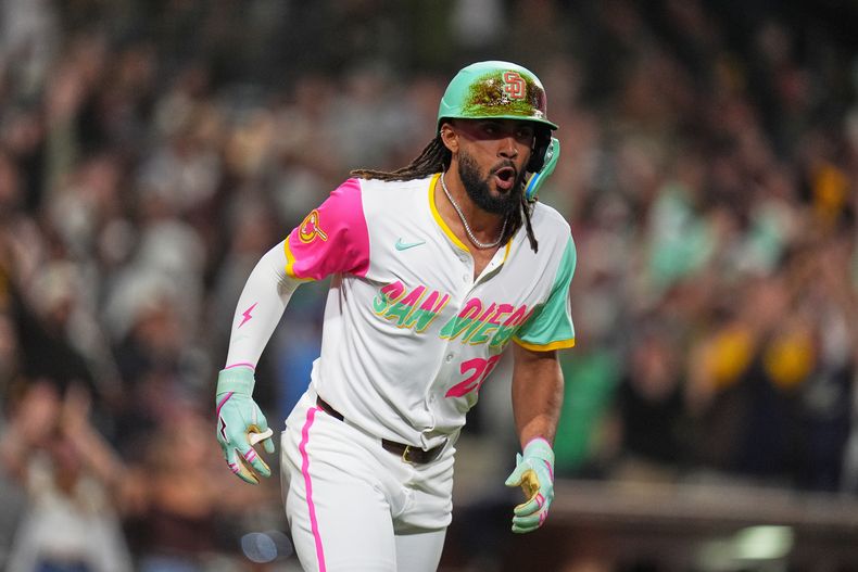 El dominicano Fernando Tatis Jr., de los Padres de San Diego, festeja luego de conseguir un grand slam ante los Diamondbacks de Arizona, el viernes 26 de septiembre de 2025 (AP Foto/Gregory Bull)