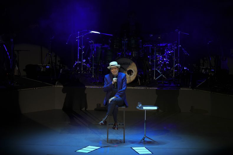 El cantante español Joaquín Sabina se presenta en concierto en la Ciudad de México, el lunes 27 de enero de 2025. (Foto AP/Eduardo Verdugo)