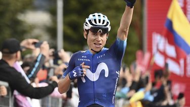 El colombiano Einer Rubio Reyes celebra su triunfo en la 13ra etapa del Giro DItalia, el viernes 19 de mayo de 2023, entre Borgofranco DIvrea y Crans Montana, Italia. (Fabio Ferrari/LaPresse via AP)