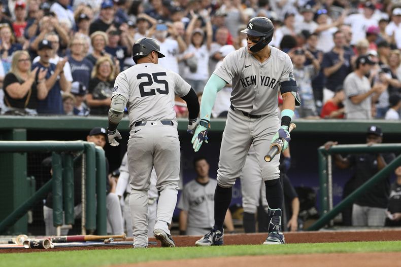 Gleyber Torres (25), de los Yankees de Nueva York, celebra después de batear jonrón con Aaron Judge, derecha, durante la primera entrada del juego de béisbol en contra de los Nacionales de Washington, el lunes 26 de agosto de 2024, en Washington. (AP Foto/Nick Wass)