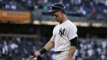 ARCHIVO - Brett Gardner, de los Yankees de Nueva York, camina fuera del terreno de juego después de una derrota de su equipo frente a los Rays de Tampa Bay, el sábado 2 de octubre de 2021, en Nueva York. (AP Foto/Adam Hunger, Archivo)