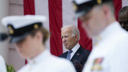 El presidente Joe Biden escucha el himno nacional en el Anfiteatro del Cementerio Nacional en Arlington, Virginia, por el Día de los Caídos en Guerras, el lunes 29 de mayo de 2023. (AP Foto/Susan Walsh)