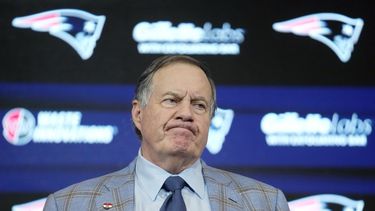 ARCHIVO - El ex entrenador en jefe de los Patriots de Nueva Inglaterra, Bill Belichick, se enfrenta a los periodistas durante una conferencia de prensa de fútbol americano de la NFL, el jueves 11 de enero de 2024, en Foxborough, Massachusetts, para anunciar que acordó separarse del equipo. (AP Foto/Steven Senne, Archivo)