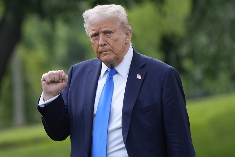 El presidente Donald Trump cierra un puño mientras camina desde el Despacho Oval para volar en el Marine One desde el Jardín Sur de la Casa Blanca, el jueves 1 de mayo de 2025, en Washington. (AP Foto/Alex Brandon)