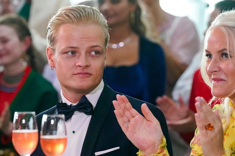 ARCHIVO - Marius Borg Hoiby y la princesa heredera de Noruega, Mette-Marit, en Oslo, el 16 de junio de 2022. (Lise Aserud/NTB Scanpix via AP, Archivo)