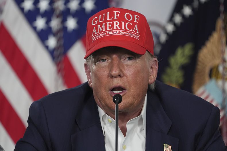 El presidente de Estados Unidos, Donald Trump, interviene en una mesa redonda en el Alcatraz de los caimanes, un nuevo centro de detención para migrantes en las instalaciones de formación y transición de Dade-Collier, el 1 de julio de 2025, en Ochopee, Florida. (AP Foto/Evan Vucci)