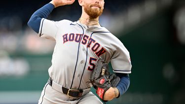 El lanzador abridor de los Astros de Houston, Mike Burrows, lanza durante la primera entrada de un partido de béisbol contra los Nacionales de Washington, el lunes 6 de julio de 2026, en Washington. (Foto AP/John McDonnell)
