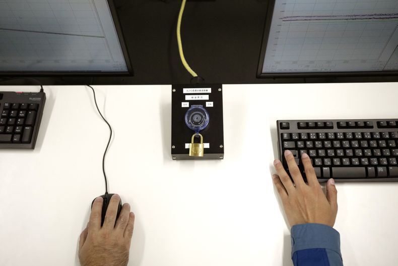 Esta fotografía tomada durante una visita guiada a una instalación de descarga de aguas tratadas para la prensa extranjera muestra a unos trabajadores en la sala de control, en la planta nucleoeléctrica de Fukushima Daiichi, operada por Tokyo Electric Power Company Holdgings, en Okuma, en el noreste de Japón, el domingo 27 de agosto de 2023. (AP Foto/Eugene Hoshiko, Pool)
