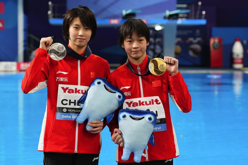 Yuxi Chen con la medalla de oro posa junto a su compatriota china Hongchan Quan, con la plata, tras la prueba de plataforma de 10 metros en el Campeonato Mundial de natación en Doha, Qatar el lunes 5 de febrero del 2024. (AP Foto/Hassan Ammar)
