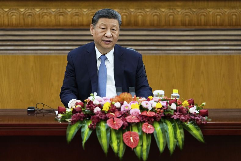 El presidente chino Xi Jinping asiste a un evento en el Gran Salón del Pueblo en Beijing, el viernes 28 de marzo de 2025. (AP Foto/Ng Han Guan)