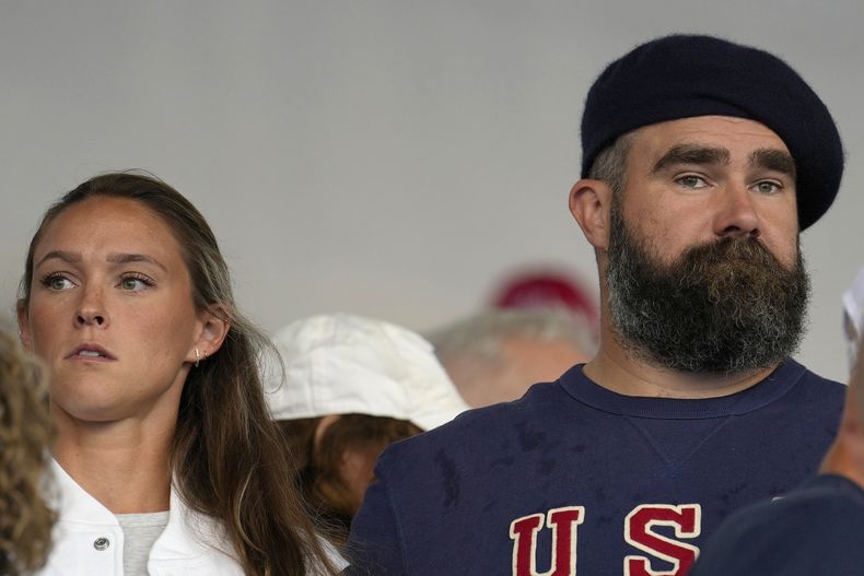 ARCHIVO- Jason Kelce y su esposa Kylie ven el partido de hockey sobre hierba femenino entre Argentina y Estados Unidos, en el estadio Yves-du-Manoir, en los Juegos Olímpicos de Verano de 2024, el sábado 27 de julio de 2024, en Colombes, Francia. (Foto AP/Anjum Naveed, Archivo)