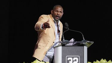 Ray Lewis, linebacker miembro del Salón de la Fama, habla durante un homenaje póstumo a Jim Brown, el jueves 3 de agosto de 2023, en Canton, Ohio (AP Foto/Sue Ogrocki)