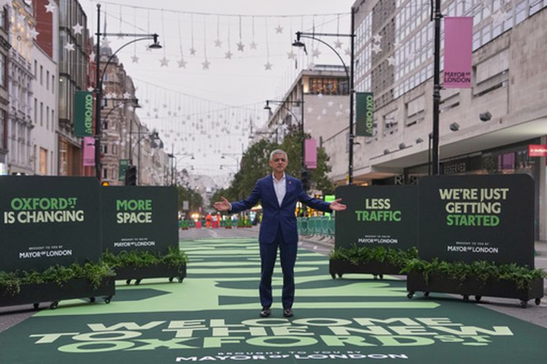 El alcalde de Londres, Sadiq Khan, posa ante los medios en la calle Oxford, que se ha convertido en una zona peatonal libre de tráfico, el lunes 26 de octubre de 2026. (Foto AP/Alastair Grant)