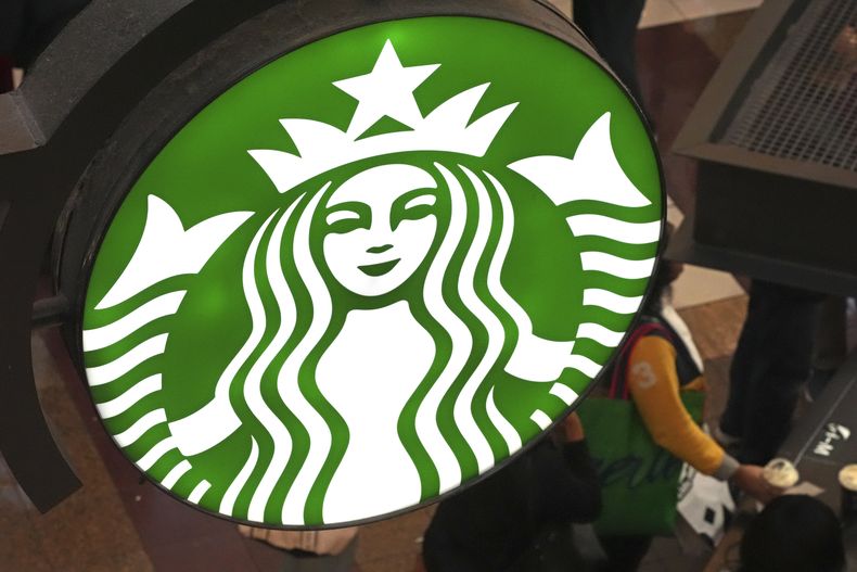 ARCHIVO – El logotipo de Starbucks en la fila de clientes del Black Friday en un quiosco de Starbucks en la Walden Galleria en Buffalo, Nueva York, el viernes 29 de noviembre de 2024. (AP Foto/Gene J. Puskar)