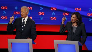 AP VERIFICA: Distorsiones en debate demócrata