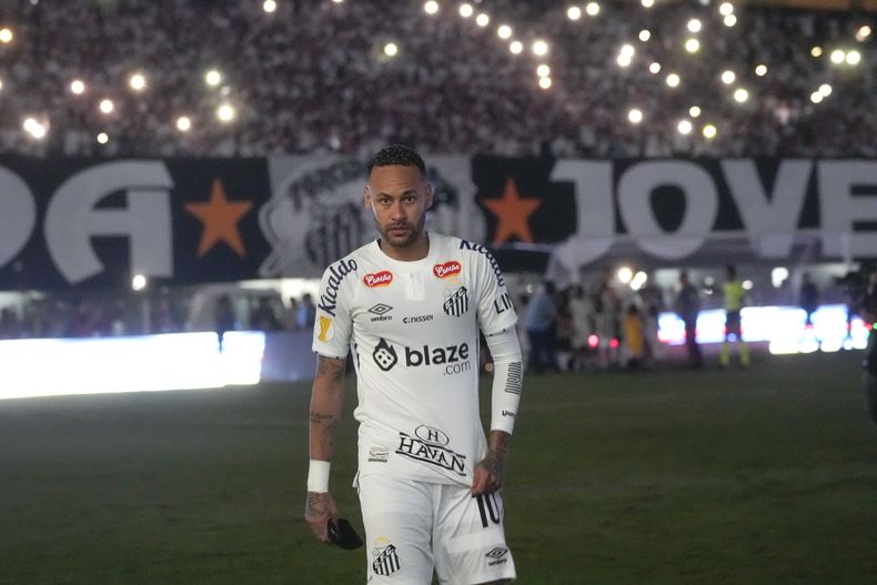 ARCHIVO - El delantero brasileño Neymar durante su debut con Santos en el partido contra Botafogo-SP en la liga paulista, en Santos, Brasil, el 5 de febrero de 2025. (AP Foto/Andre Penner)