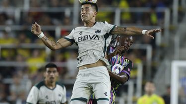 El argentino Maxi Meza, de la Liga MX, cabecea en el partido de Estrellas ante la MLS, el miércoles 24 de julio de 2024, en Columbus, Ohio (AP Foto/Jay LaPrete)