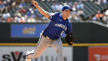 Seth Lugo de los Reales de Kansas City lanza ante los Tigres de Detroit, el viernes 26 de abril de 2024. (AP Foto/José Juárez)