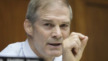 El representante republicano Jim Jordan habla en la audiencia de la Comisión de Supervisión de la Cámara de Representantes que inicia el proceso hacia un posible juicio político al presidente Joe Biden, jueves 28 de setiembre de 2023, en el Capitolio en Washington. (AP Foto/Jacquelyn Martin)