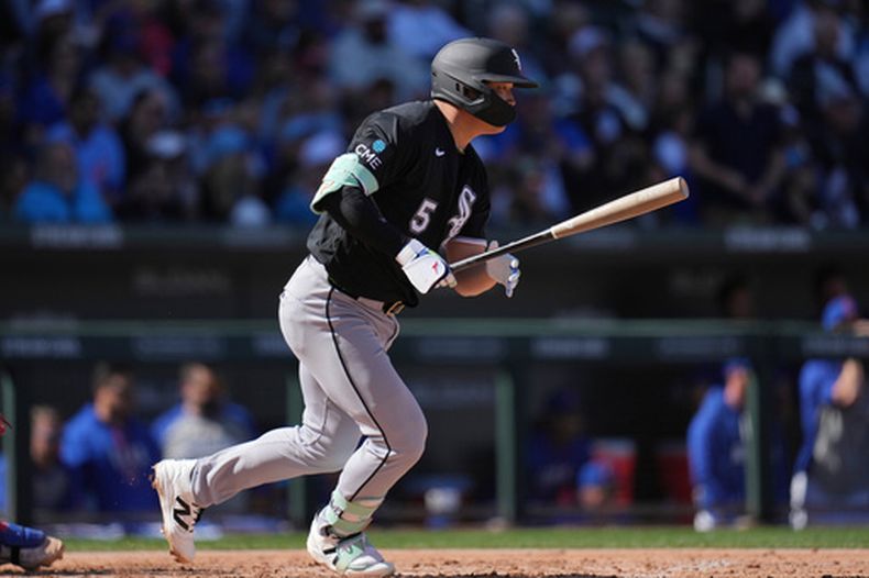 El japonés Munetaka Murakami, de los Medias Blancas de Chicago, conecta un sencillo en el juego de pretemporada del viernes 20 de febrero de 2026, ante los Cachorros en Mesa, Arizona (AP Foto/Ross D. Franklin).