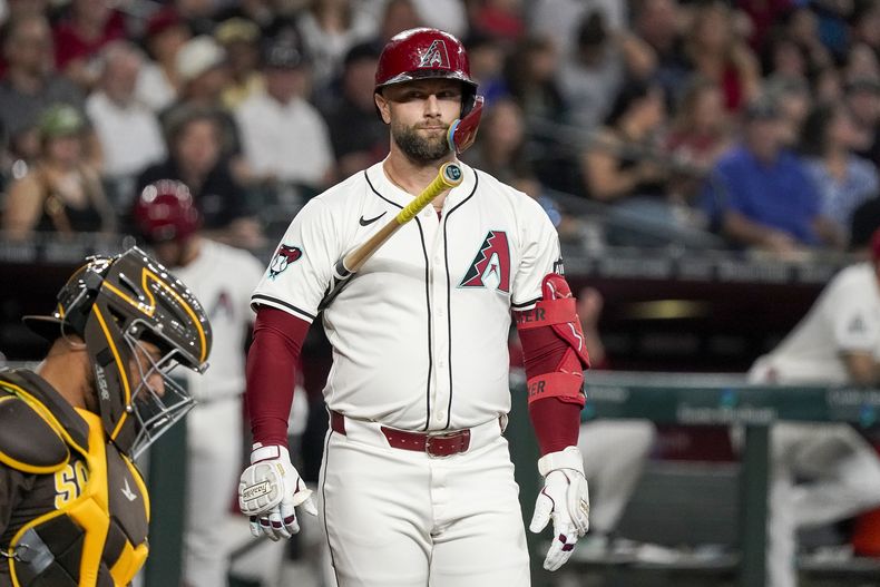 Christian Walker de los Diamondbacks de Arizona reacciona durante el encuentro ante los Padres de San Diego el domingo 29 de septiembre del 2024. (AP Foto/Darryl Webb)