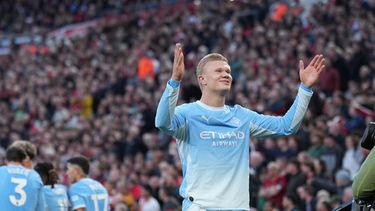 Erling Haaland celebra tras anotar el primer gol del Manchester City en la victoria 3-0 ante Liverpool en la Liga Premier, el domingo 11 de octubre de 2026, en Liverpool. (AP Foto/Jon Super)