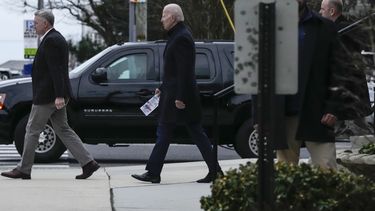 hallan otros seis documentos confidenciales en residencia familiar de biden