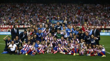 americateve | EL t&eacute;cnico del Atl&eacute;tico de Madrid, Diego Simeone (extremo derecho, con traje negro) celebra con sus jugadores el triunfo en la S&uacute;per Copa contra el Real Madrid el s&aacute;bado 23 de agosto de 2014. (Foto de AP/Andres Kudacki)