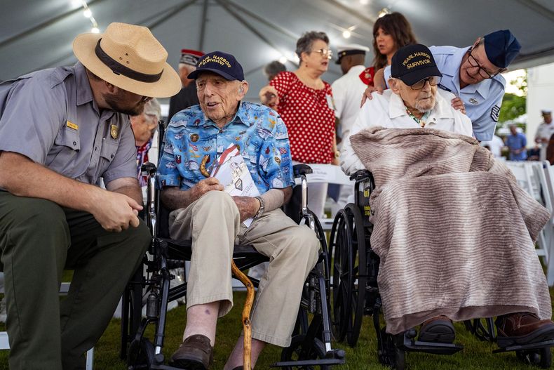 Los sobrevivientes de Pearl Harbor, Ken Stevens, de 102 años, de Powers, Oregon, segundo a la izquierda, e Ira Ike Schab, de 104 años, de Beaverton, Oregon, antes de la ceremonia por el 83er aniversario del ataque a Pearl Harbor, el sábado 7 de diciembre de 2024, en Honolulu. (Foto AP/Mengshin Lin)