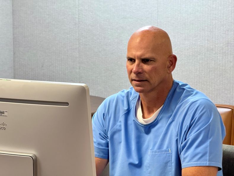 Lyle Menendez comparece ante la junta de libertad condicional por teleconferencia el viernes 22 de agosto de 2025, en el centro penitenciario Richard J. Donovan de San Diego. (Departamento de Correccionales de California a través de AP)