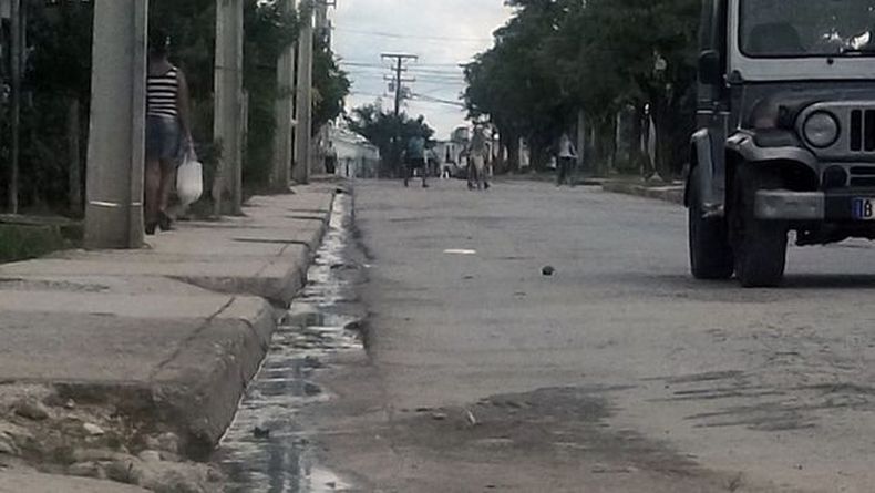 Los salideros de aguas albañales brotan de numerosas roturas y chapucerías en la red de acueducto.