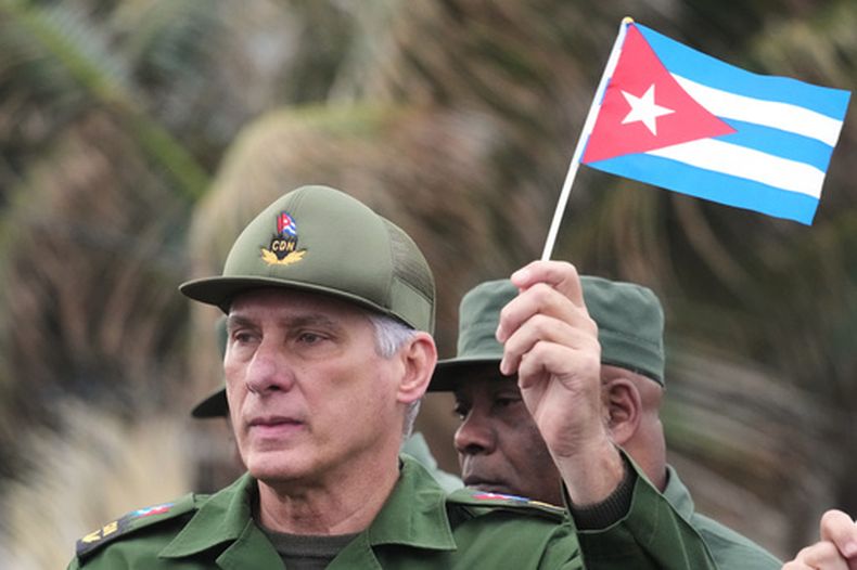 El presidente cubano, Miguel Díaz-Canel, marcha durante una manifestación para protestar por el asesinato de militares cubanos durante la operación estadounidense en Venezuela que capturó al presidente Nicolás Maduro, frente a la embajada de Estados Unidos en La Habana, Cuba, el viernes 16 de enero de 2026. (Foto AP/Ramón Espinosa)