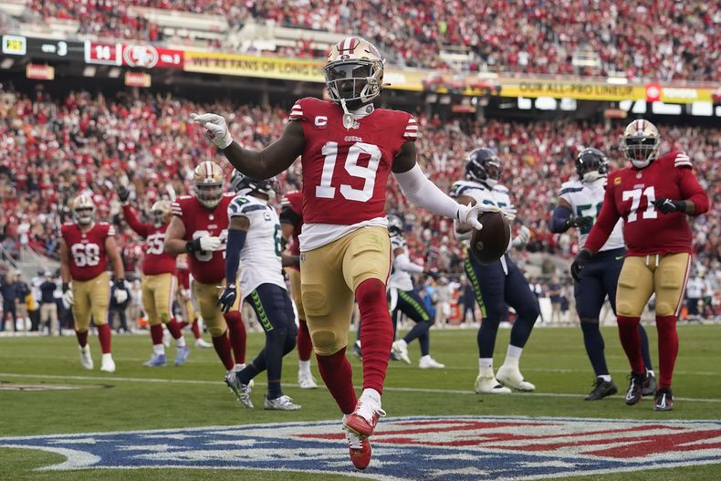 Deebo Samuel (19), wide receiver de 49ers de San Francisco, celebra después de anotar un touchdown durante la segunda mitad del juego de la NFL en contra de los Seahawks de Seattle, en Santa Clara, California, el domingo 10 de diciembre de 2023. (AP Foto/Godofredo A. Vásquez)