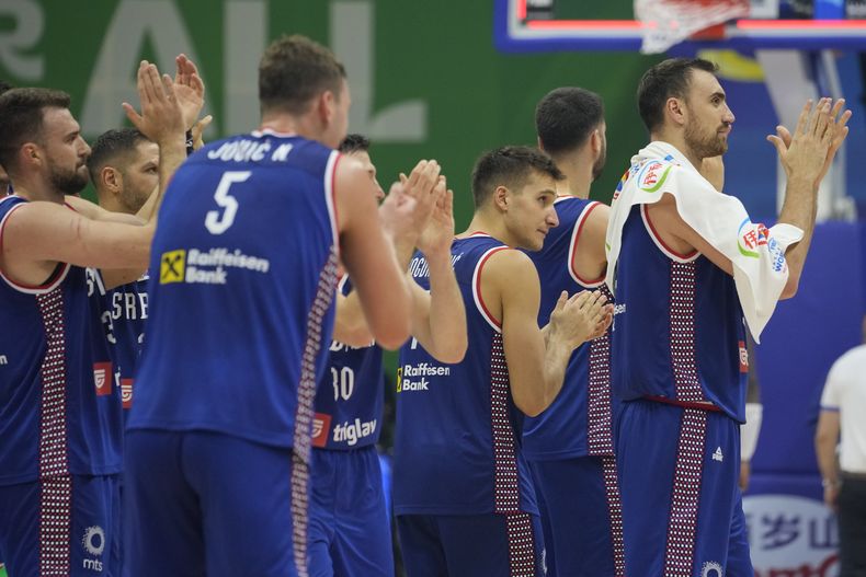 Los jugadores de Serbia celebran la victoria ante la República Dominicana en la Copa Mundial de baloncesto, el domingo 3 de septiembre de 2023, en Manila. (AP Foto/Aaron Favila)