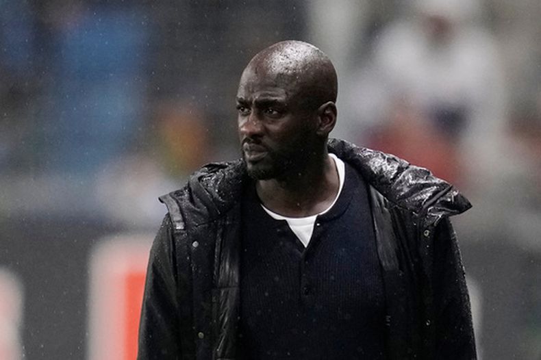 ARCHIVO - Otto Addo, entrenador de la selección de Ghana, observa durante un partido de fútbol amistoso entre Brasil y Ghana, el 23 de septiembre de 2022, en Le Havre, al oeste de Francia. (AP Foto/Christophe Ena, Archivo)