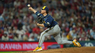 El lanzador Chad Patrick, de los Cerveceros de Milwaukee, lanza durante la cuarta entrada de un partido de béisbol contra los Filis de Filadelfia, el 24 de septiembre de 2026, en Filadelfia. (Foto AP/Matt Rourke)