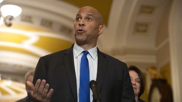 El senador demócrata por Nueva Jersey Cory Booker habla con reporteros en el Congreso en Washington el 11 de marzo del 2025. (Foto AP/Mark Schiefelbein)