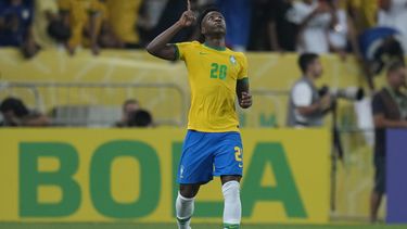 Brasil golea 4-0 a Chile y la deja agonizante