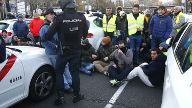 Huelga de taxistas altera el tránsito en el centro de Madrid